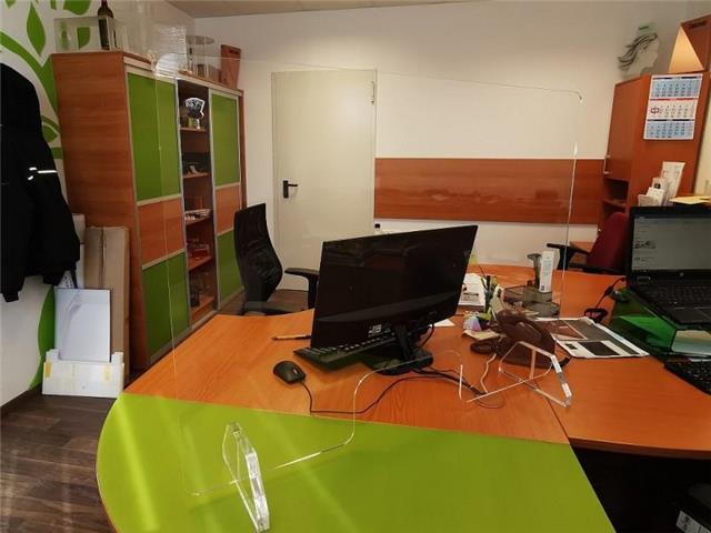 Plexiglass-Schutz für den Arbeitsplatz